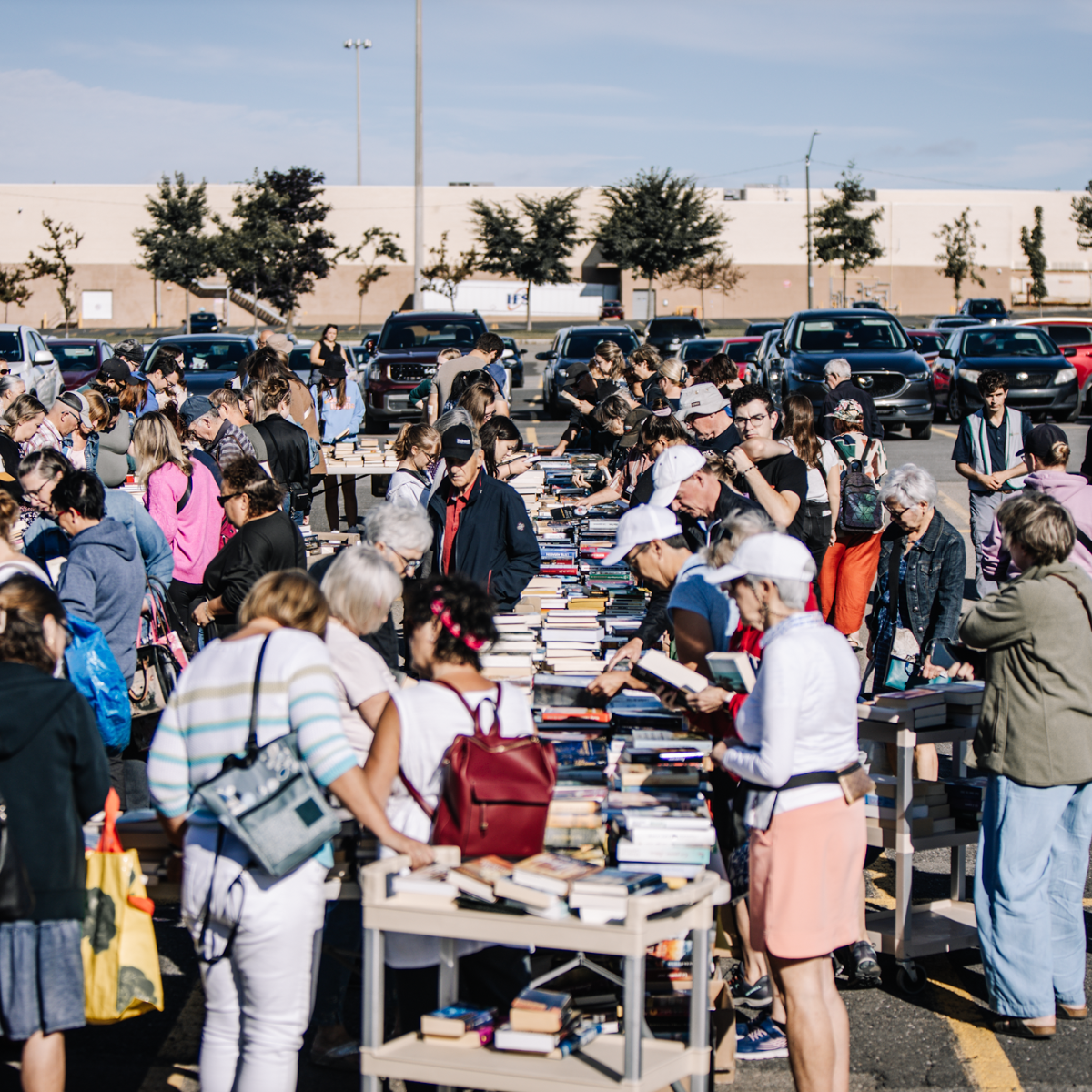 Des centaines de visiteurs parcourent les tables remplies de livres lors de la Braderie Écolivres à Lévis