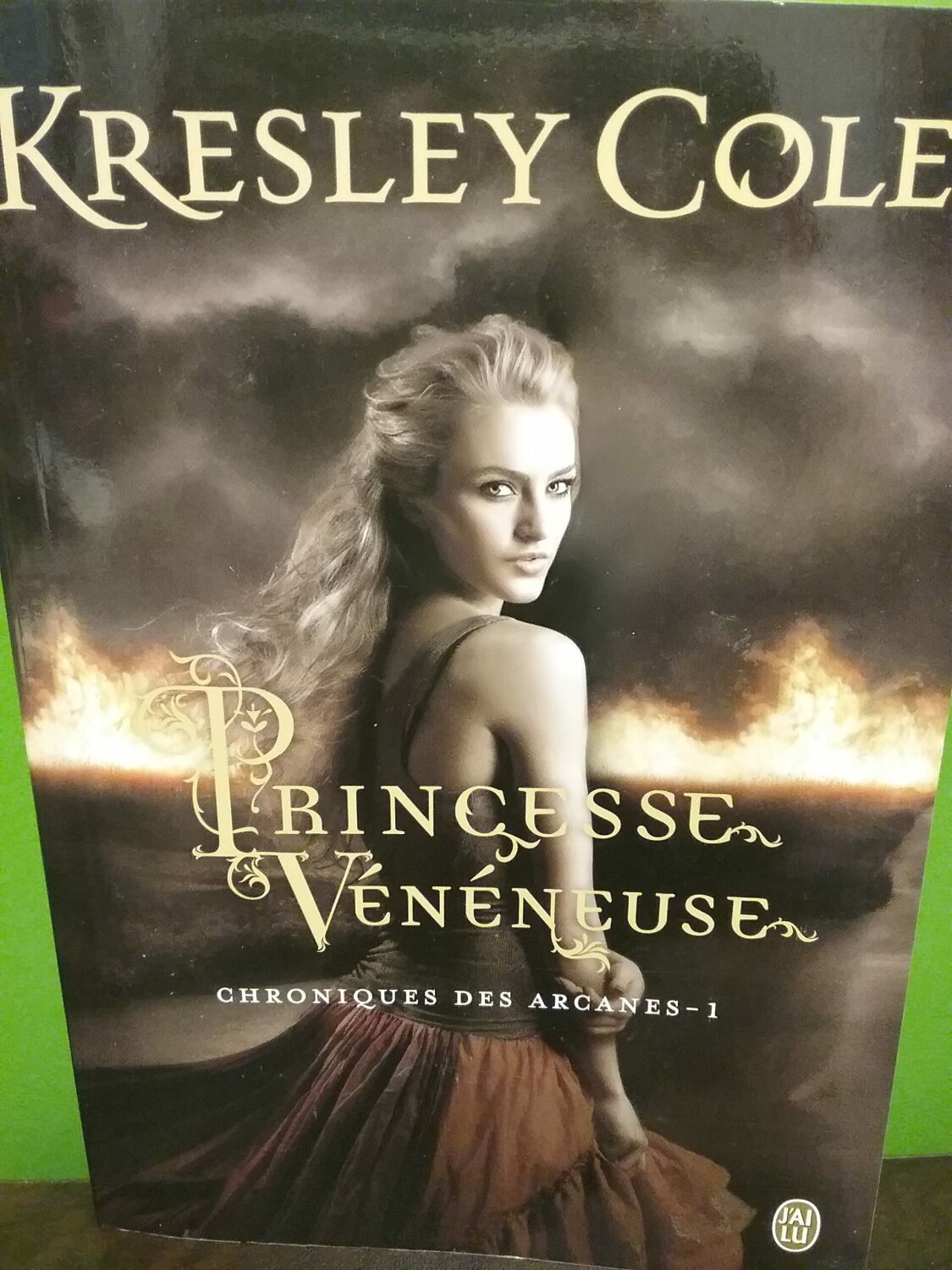 Couverture de Chroniques des arcanes Tome 1 : Princesse vénéneuse