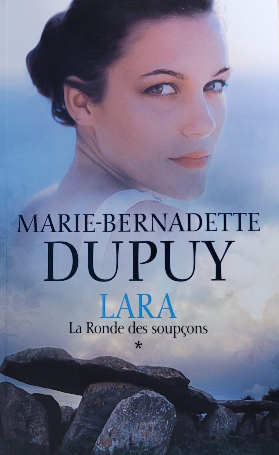 Couverture de Lara Tome 1 : La ronde des soupçons