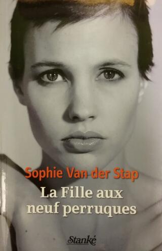 Couverture de La fille aux neuf perruques