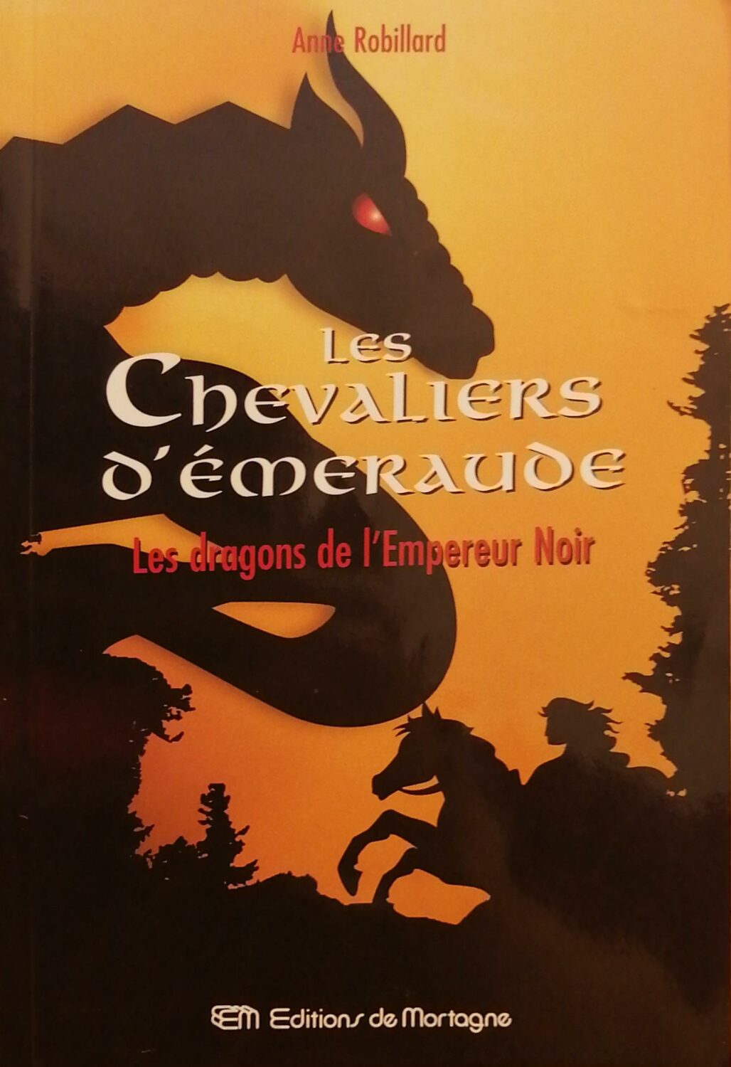 Couverture de Les Chevaliers d'Émeraude Tome 2 : Les dragons de l'Empereur Noir