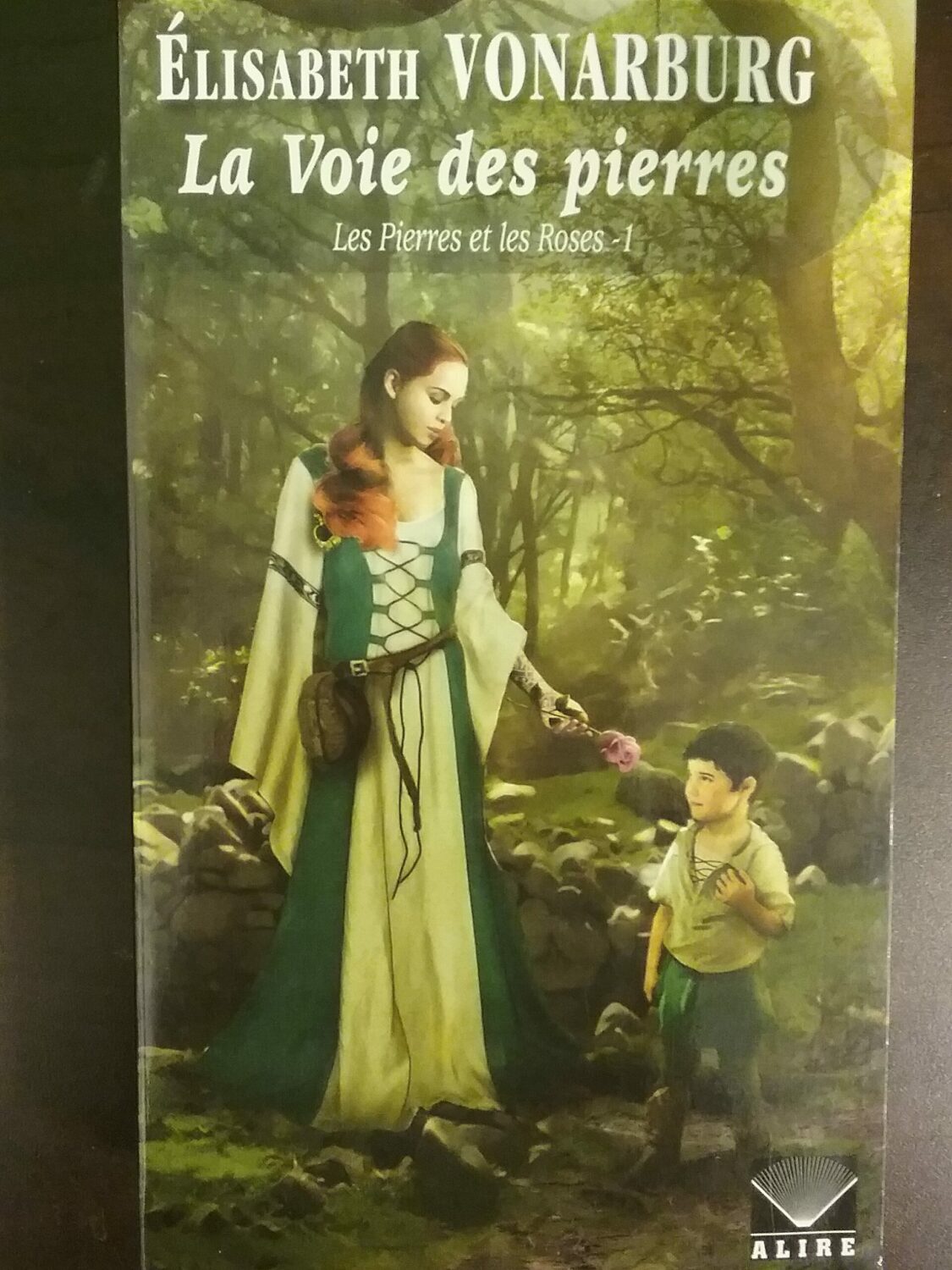 Couverture de Les Pierres et les Roses Tome 1 : La Voie des pierres
