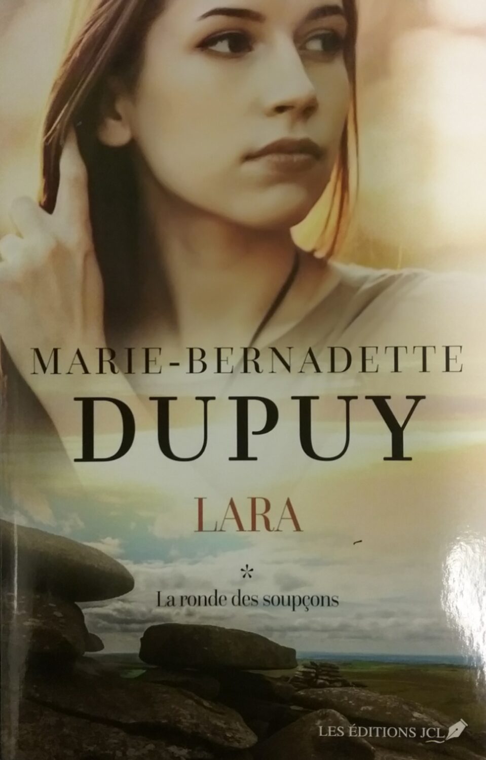 Couverture de Lara Tome 1 : La ronde des soupçons
