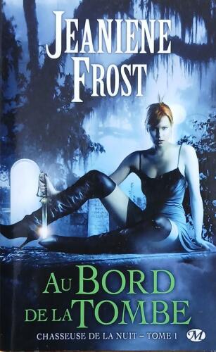 Couverture de Chasseuse de la nuit Tome 1 : Au bord de la tombe